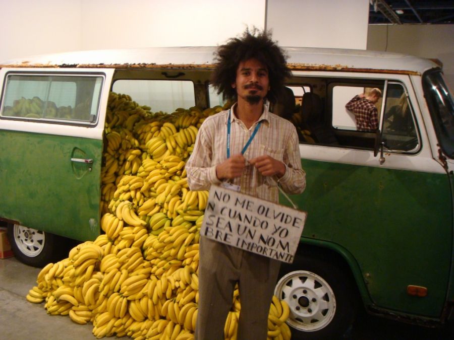 Imagem horizontal com registro da obra Banana Market/Art Market de Paulo Nazareth.